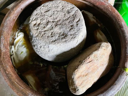 杭州特产梅干菜,腌制过程也是用脚踩,当地人 这是传统制作方法