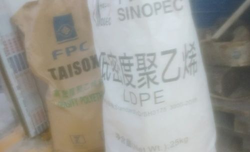 土坑酸菜2.0 网友已看吐 工人赤脚踩姜 踩多了就不辣 ,还向腌制坑口吐白色异物,原料堆马路腐烂污水横流 腐臭弥漫