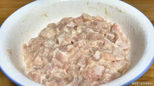 立秋后,羊肉牛肉靠边站,多吃它,低脂高蛋白,营养又美味 鸡肉 鸡丁 蛋清 蒜苗 香菇 胡萝卜 适量清水 网易订阅